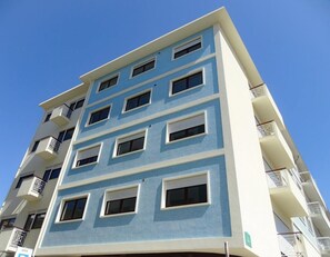 Vista frontal de la propiedad