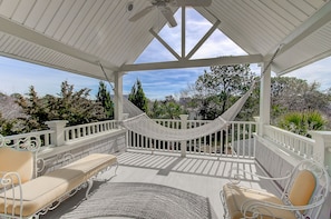 top floor covered 
deck
