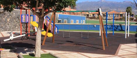 Parque Infantil y el Teide de fondo