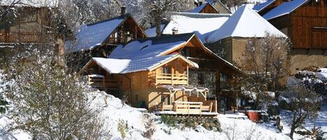 Vue sur la terrasse en bois exposée sud de La Source et vues fantastiques