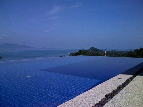 Blick vom Pool auf die Insel Koh Phangan