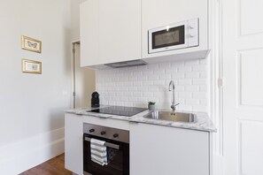 The kitchen is equipped with oven, stove, microwave, coffee maker, exhaust fume, fridge an utensils.