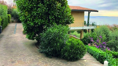 GARDASEE-LANDSCHAFT - Apartment in Villa mit Garten und eigenem Pool