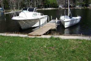 RT dock holds 25 ft boat, lawn area