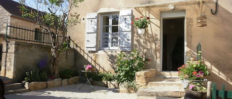 la maison et sa cour
ensoleillée