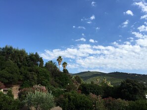 Vue de l'une des chambres orientée sud est 