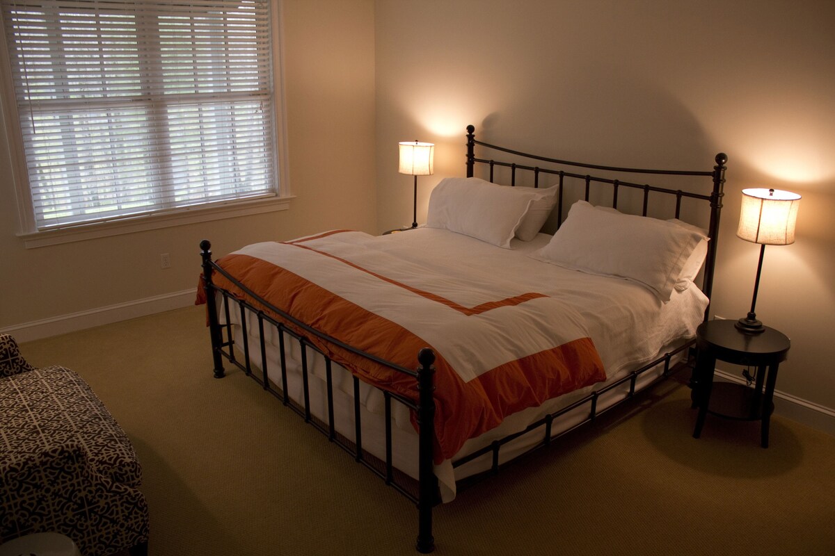 Luxury 5-Bed Charlottesville Home Close to Farmington Country Club