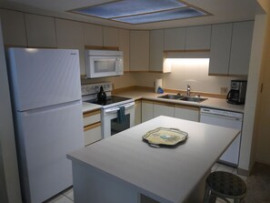 Maui Banyan G205 kitchen with island and new appliances