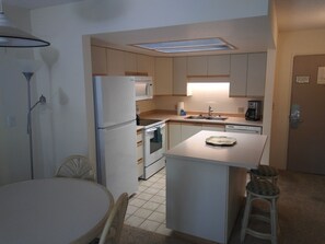 Maui Banyan G205 fully set up kitchen with new appliances