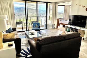 Waikiki Banyan 1BR Corner Unit, Gorgeous Mountain/DiamondHead view, free parking