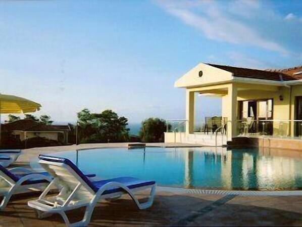 Looking at the back of the villa with sea views