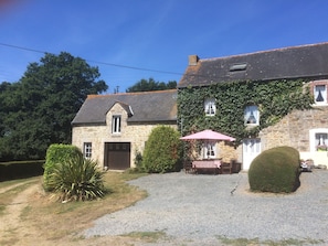 Laurel Cottage and Games Barn