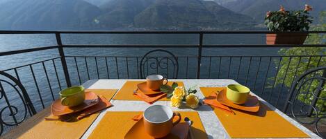 Ca. 12 m² großer Sonnenbalkon mit Markise und fantastischer Sicht auf den See und das gegenüberliegende Ufer