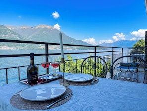 Ca. 12 m² großer Sonnenbalkon mit Markise und fantastischer Sicht auf den See und das gegenüberliegende Ufer