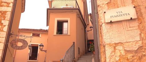 main facade of the home, facing the small  square, la "piazzetta"

