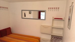 Singel Bed and shelves