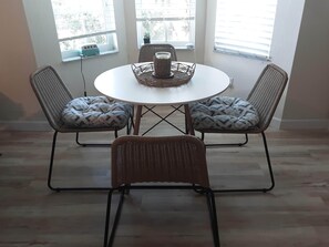 bay window dining area