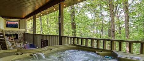 Pigeon Forge Cabin - Little Piece of Heaven - Back deck with hot tub and 50-inch TV