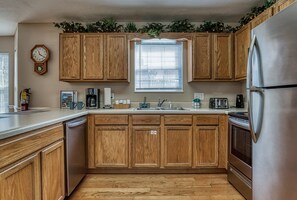 Tennessee Cottage on the River - Grand River Canyon - Fully furnished kitchen and dining area