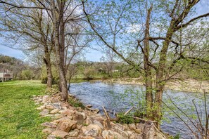 Pigeon Forge Cottage on the River - Grand River Canyon - Located next to the Little Pigeon River