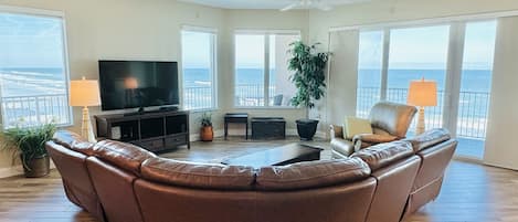 Breathtaking Direct Ocean Views with large Family and Dining open floor plan