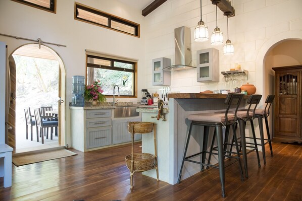 ~Bright functional kitchen w/ all the essentials