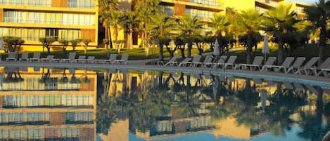 Vista geral do condomínio com uma das suas piscinas. 