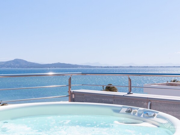 Outdoor spa tub