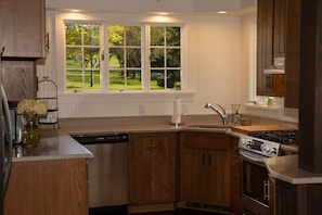 NEWLY REMODELED KITCHEN
ALL NEW APPLIANCES
FULLY EQUIPTED 