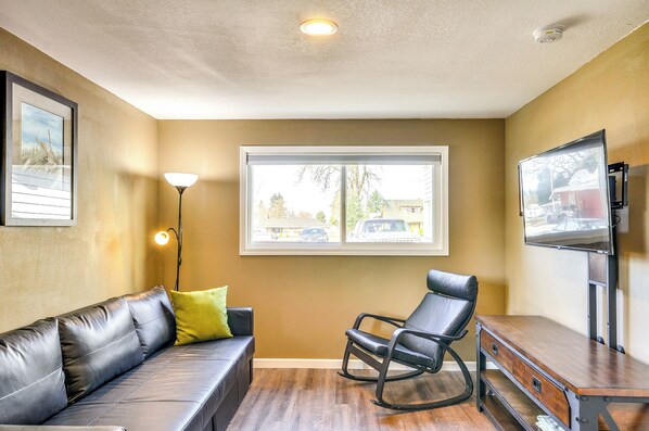 Estacada Vacation Rental | 1BR | 1BA | 460 Sq Ft | 1 Step Required
