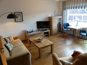 Wohnzimmer mit Blick zum Balkon