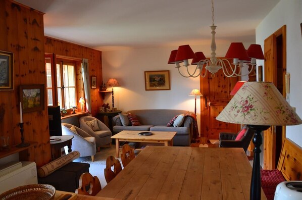 Living room - dining area