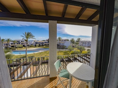 Casa adosada con piscina comunitaria y vistas al mar