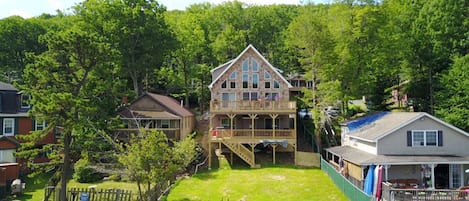 Beautiful Lake Front Home With Plenty Of Space For Outdoor Activities.40 ft Dock