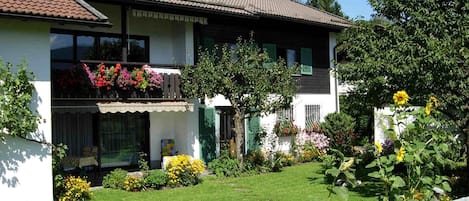 Terrasse mit Garten