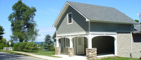 Park Place Guest House with carport