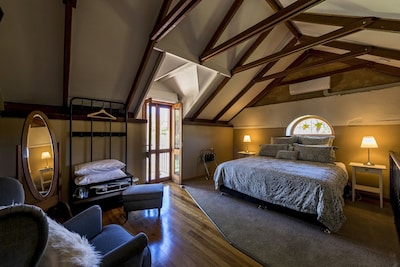 The Stables BnB,  Shiraz Suite centrally located in Langhorne Creek