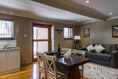 The Stables BnB,  Shiraz Suite centrally located in Langhorne Creek