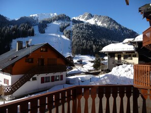View from the balcony of the slopes of Linga and the telecabine.