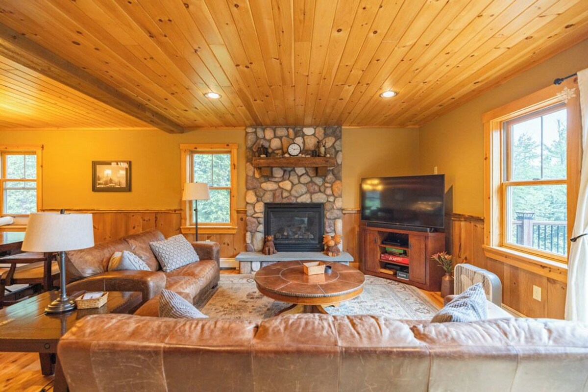 Sleeps 19, Fire Pit, Hot Tub, Deck, Grill, Swimming Nearby!