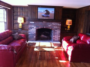 Cozy fireplaced living room w/ leather seating