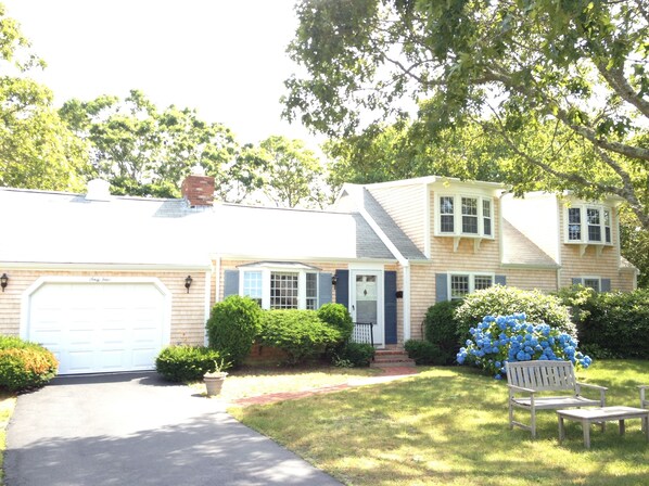 #64 Neptune Ln., 4 BR, 2 Bath, Dock, River, Kayaks, Surrey Bike, Walk to Beach