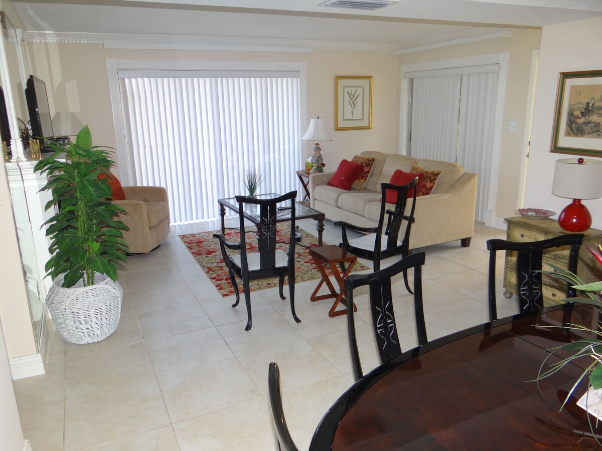 Wonderful Gulf Shore Blvd Condo w/ easy access to beach/Venetian Village