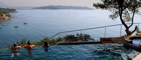 Piscine surplombant la baie