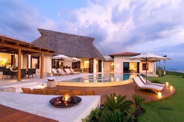 Infinity pool and garden facing the ocean