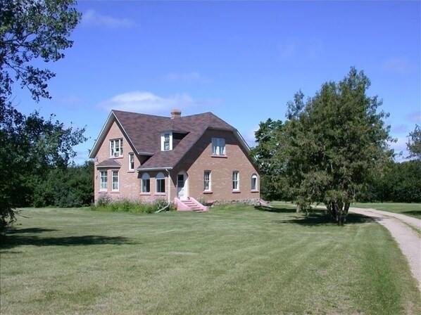 Tummel House Facing South - Built-In Sun Porch In Southeast Corner of House