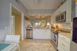 Chef's kitchen. Air fryer, blender, grill!