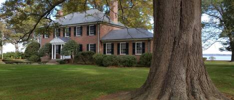 Tappahannock's Tidewater Manor is a spacious and comfortable waterfront estate.