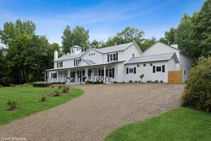 Welcoming Driveway to Inn Entrance