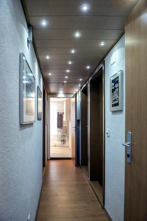 Heller, freundlicher Eingangsbereich mit Blick ins Badezimmer